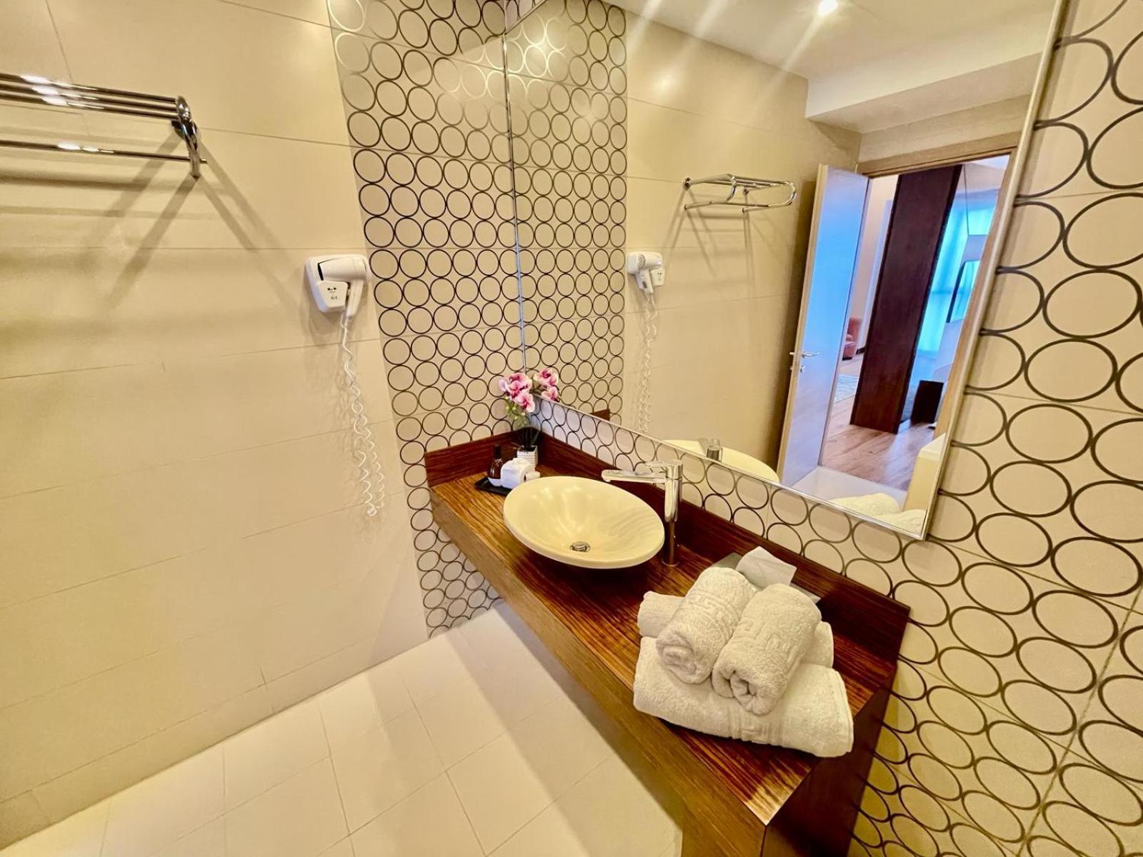 Presidential Luxury Apartments With Amazing View - Yamaluxe Бухарест Экстерьер фото